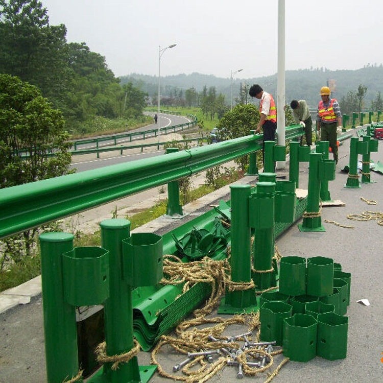 波纹护栏安装价格高速公路栏杆生产厂家高速公路波形护栏