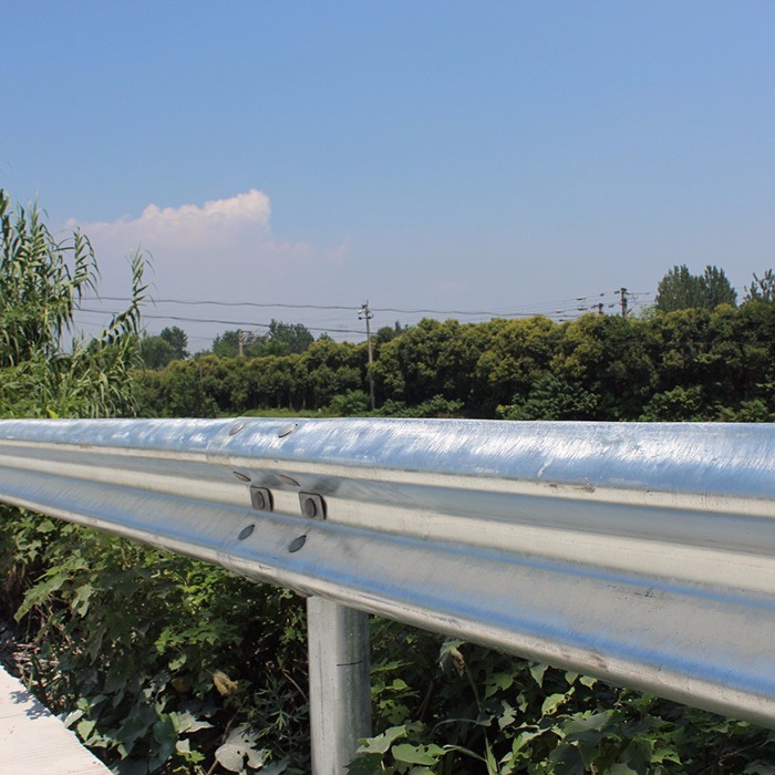 波纹防护栏云南波形护栏生产厂波形护栏安装人工费高速公路防撞护栏
