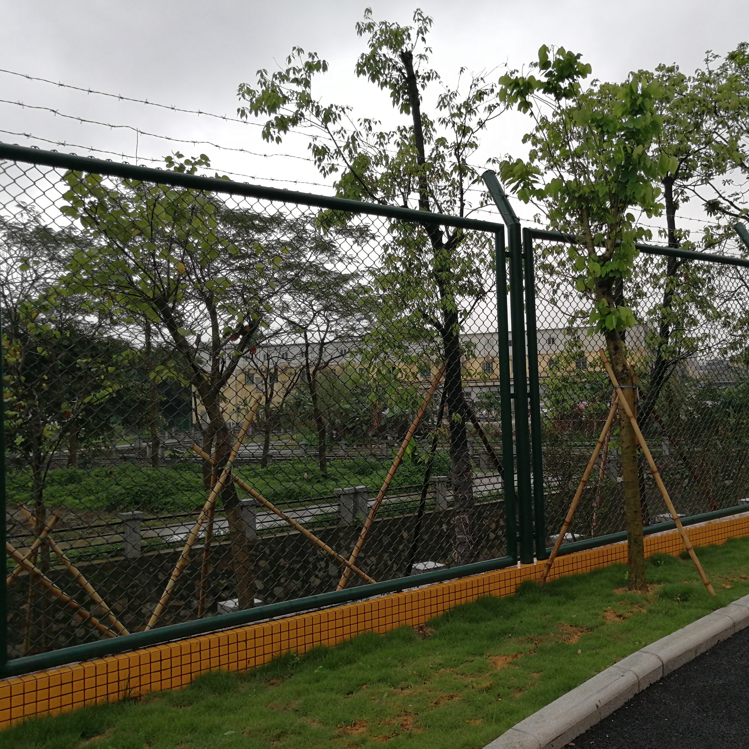 梅州钢板切割网厂 道路菱形铁丝网 廉江工地框架围栏