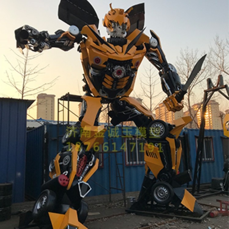 大型户外山东厂家直销6米金属变形金刚大黄蜂模型摆件机器人道具汽车人铁艺