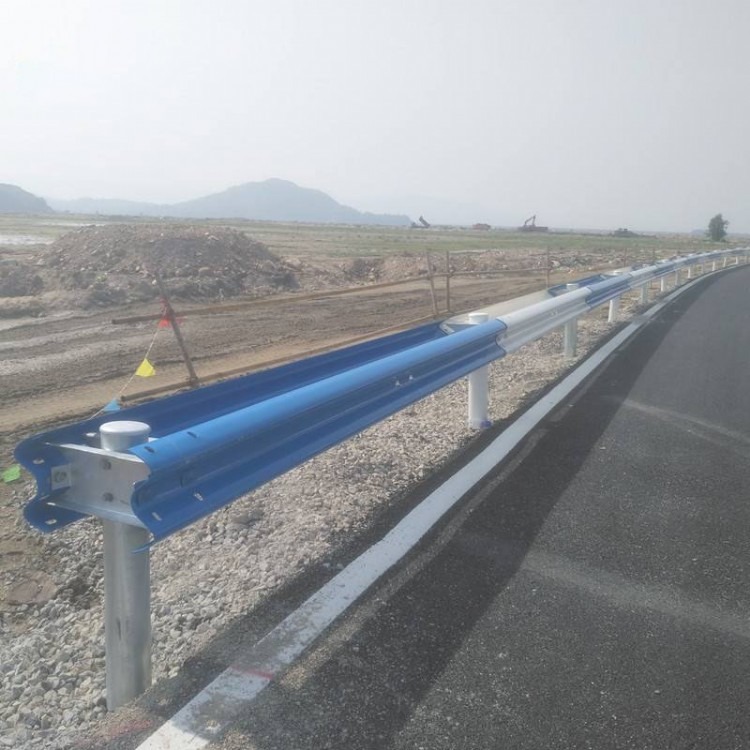 贵州高速公路双波形护栏热镀锌梁钢喷塑国标防撞护栏厂家直销