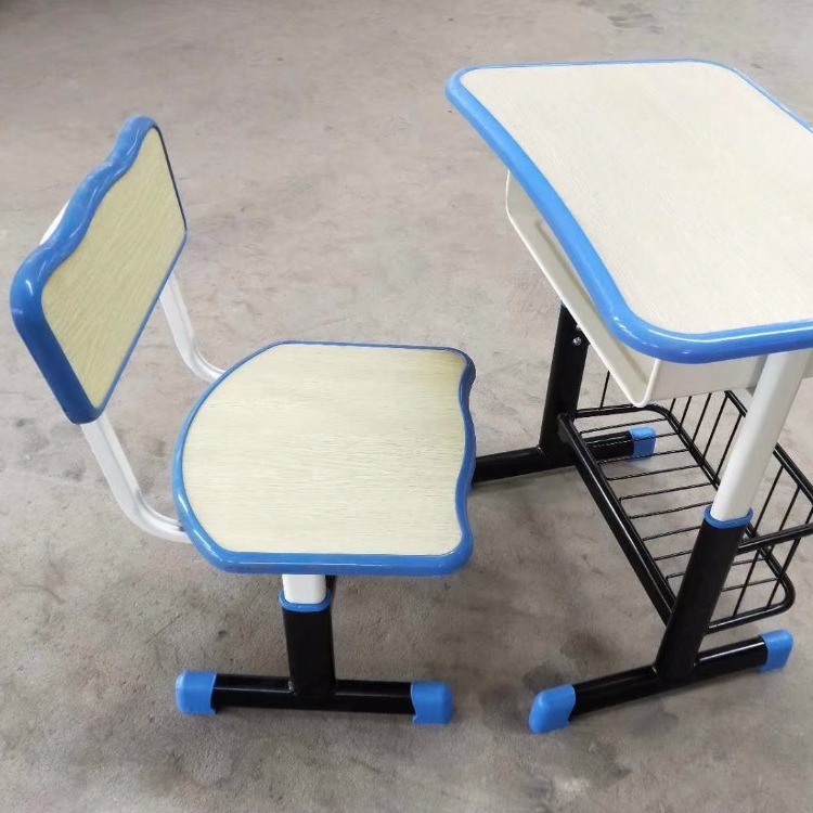 广西哪里有学生课桌椅批发，南宁学生桌椅生产厂家