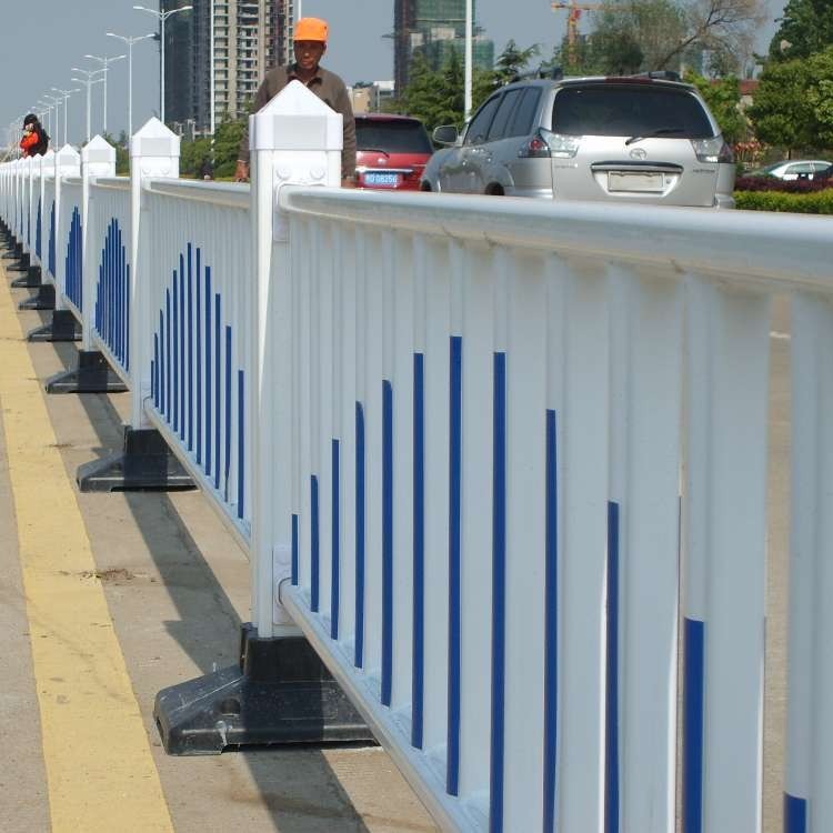 金路护栏 厂家直销北京门头沟区市政交通护栏 pvc道路护栏塑钢道路护栏 交通隔离栏