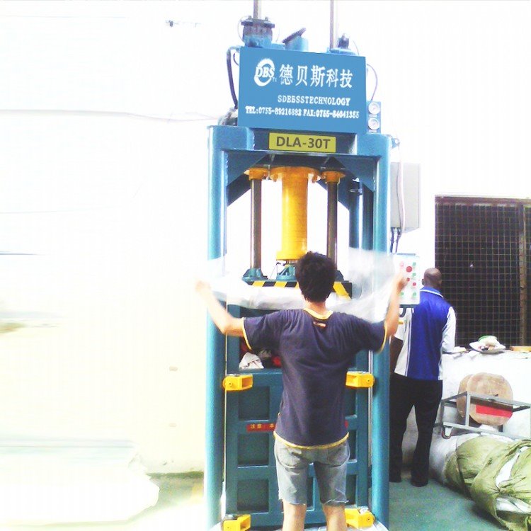 供应广州60吨旧服装压缩打包机 广州立式打包机 广州打包机设备