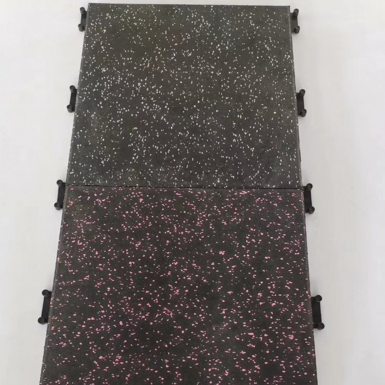 新型卡扣地垫是由我厂技术团队独立研发的，拼装方便、不变形、无缝隙