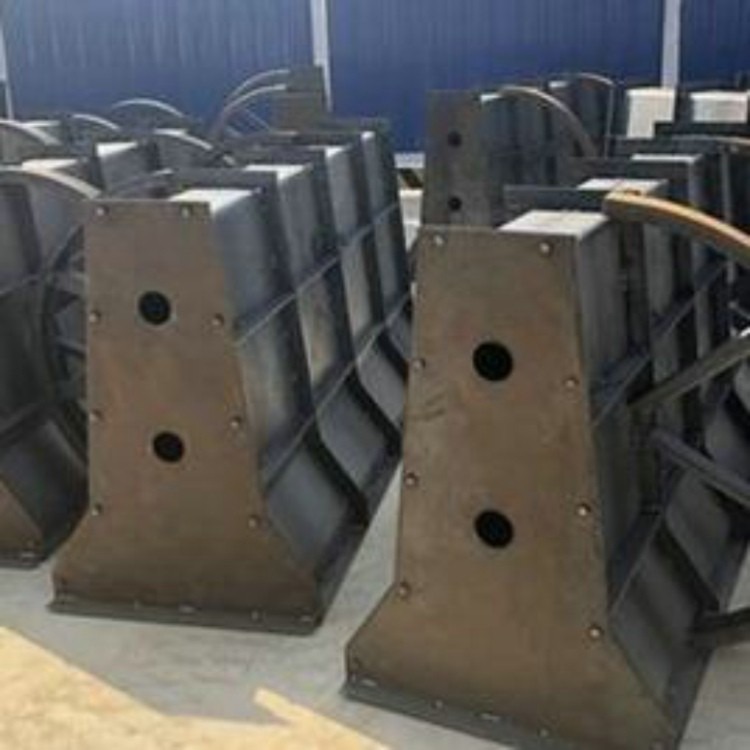 西藏高速公路隔离墩模具生产说明 码头隔离墩模具  隔离墩预制钢模具加工
