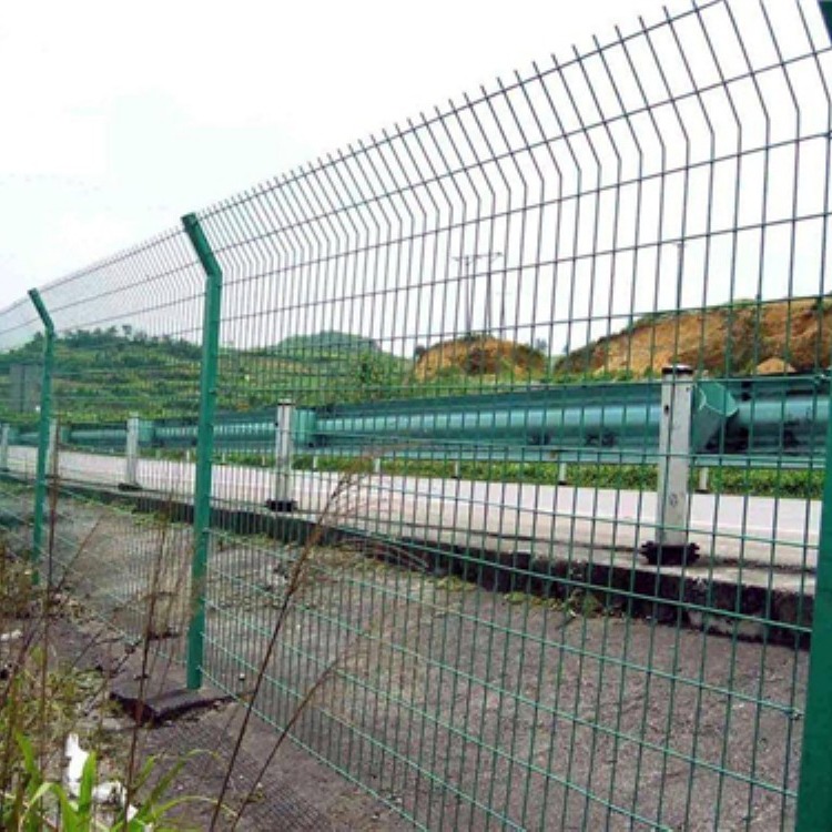 双边丝护栏网定制果园圈地养殖隔离围栏铁丝网定制高速公路护栏网