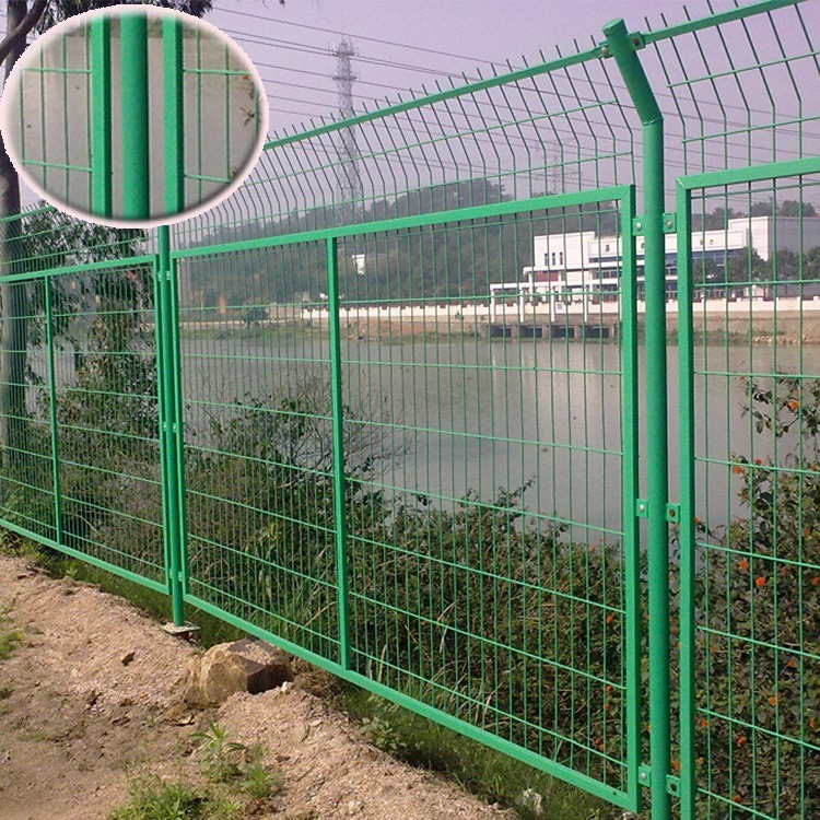 厂家现货框架护栏网 公路框架围栏网 绿色铁丝防护网 浸塑铁丝护栏网