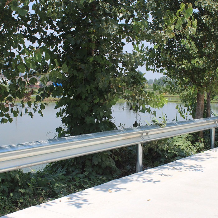 广州波形护栏厂供应高速路上护栏板交通设施护栏板镀锌波形护栏板