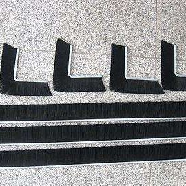 尼龙条刷定制 密封防尘毛刷条 F型、h型铝合金不锈钢磨料丝扶梯条刷定制