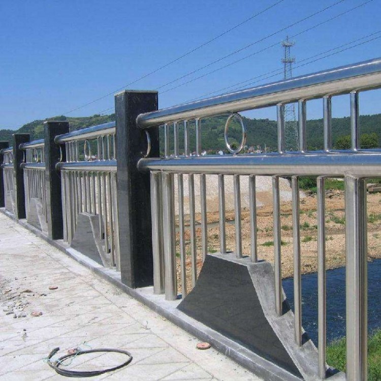 不锈钢桥梁栏杆 防撞护栏 道路隔离栏杆 碳素钢复合管护栏 