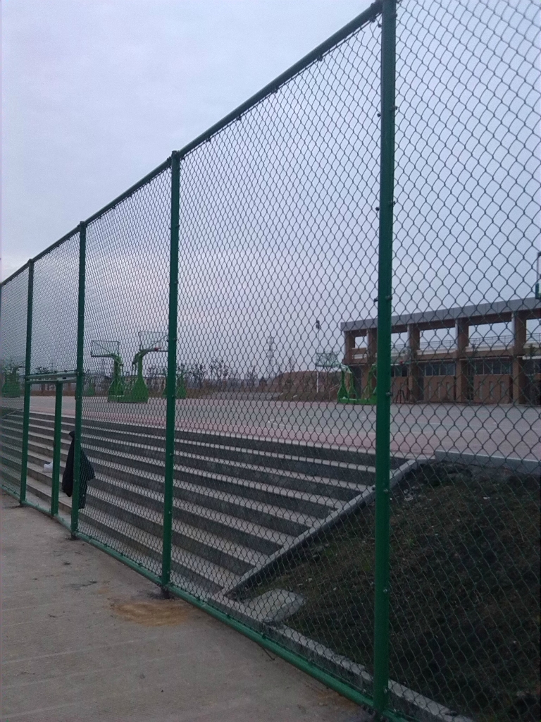 抚州宜黄县围栏厂家生产安装田径场隔离网 操场围栏网 体育场护栏网