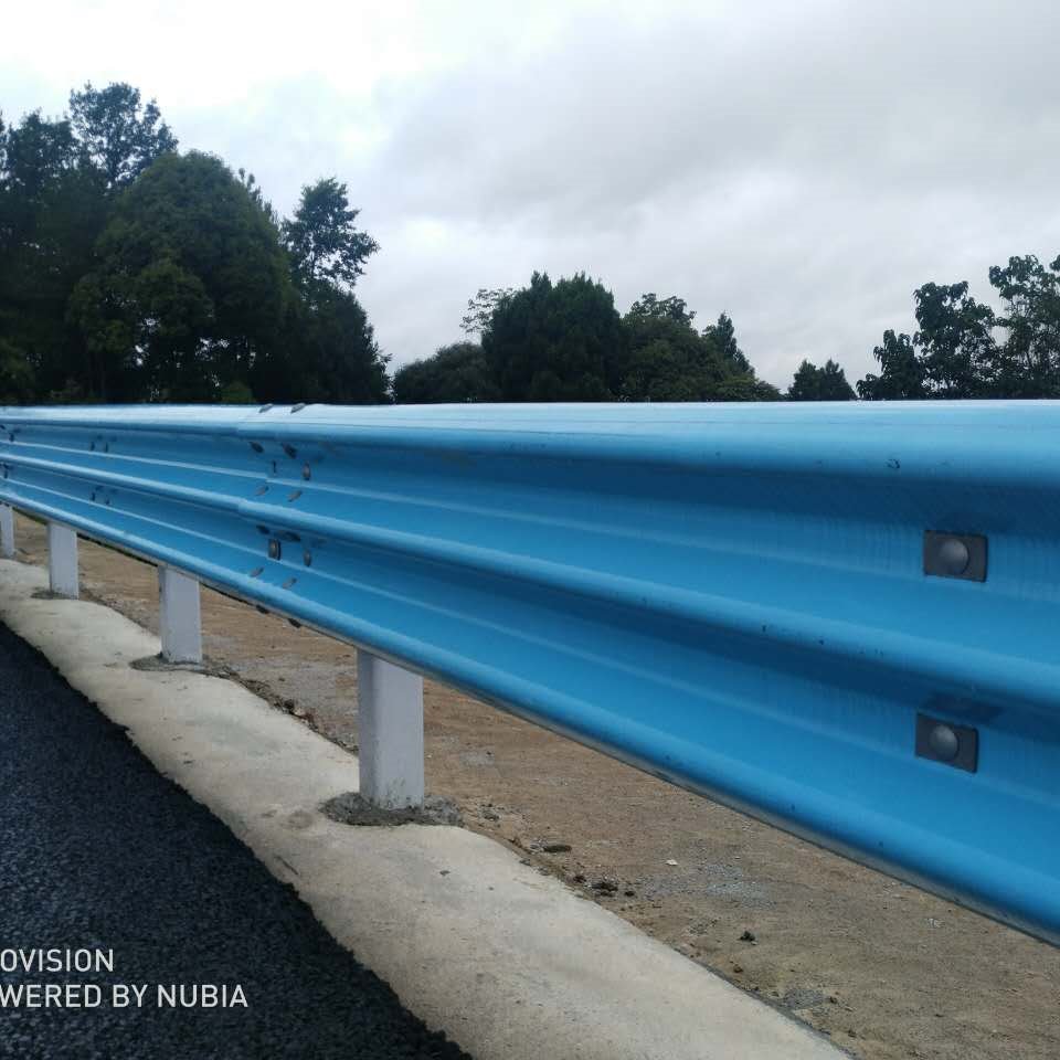 贵州高速公路波形防撞护栏三波热镀锌喷塑护栏板厂家