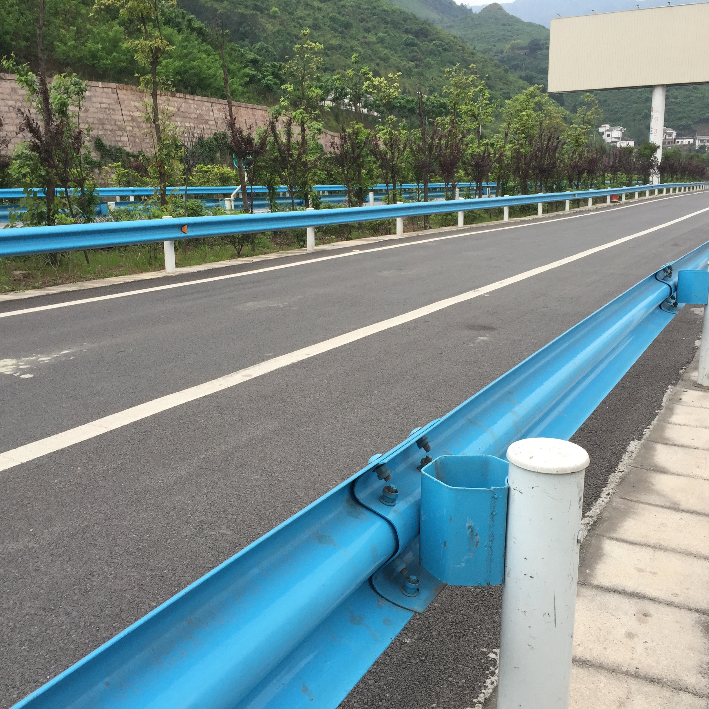 贵州格拉瑞斯高速公路波形护栏板厂家供应.喷塑护栏板.镀锌护栏板  .双波护栏板