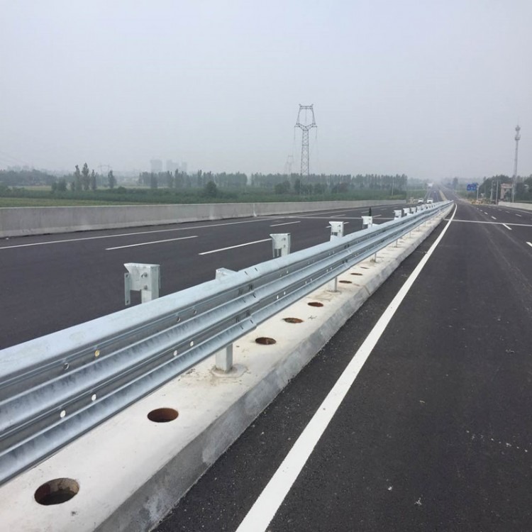 高速公路波形护栏板贵州世腾交通安装乡村道路防撞护栏板热镀锌生产厂家