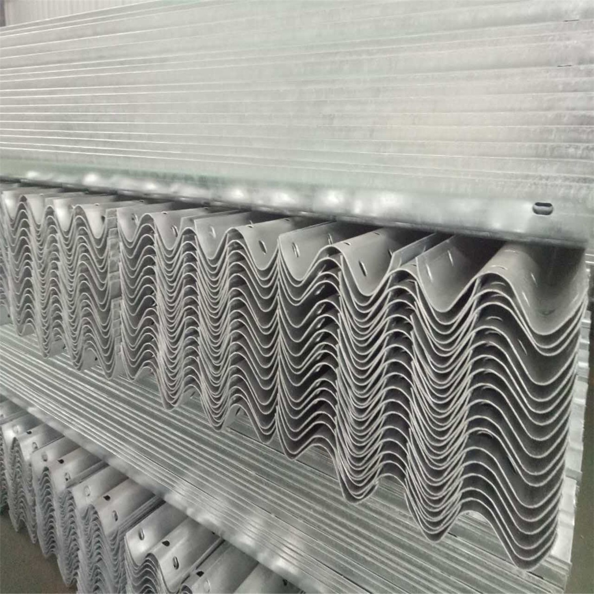 厂家高速防撞护栏板 喷塑镀锌波形护栏板 公路护栏板