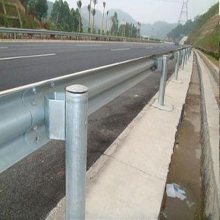 波形护栏板的重量是衡量高速公路护栏板质量的重要因素之一