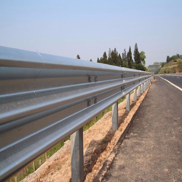 高速公路护栏厂家农村公路护栏价格公路防护栏板安装波形护栏安装人工费
