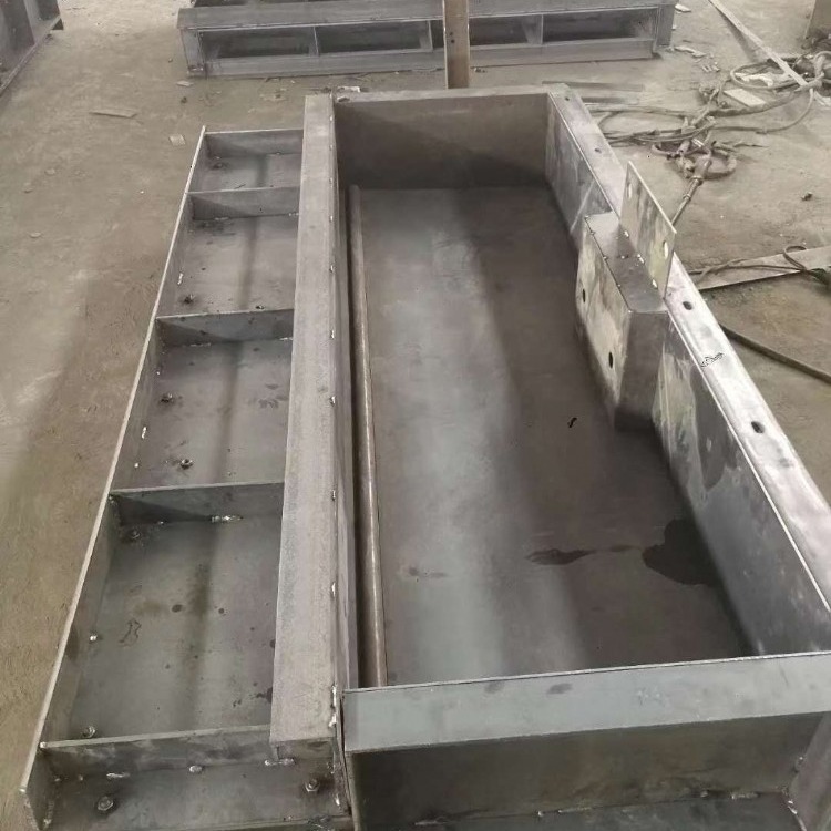 铁路遮板钢模具厂家|混凝土预制遮板钢模版加工厂家