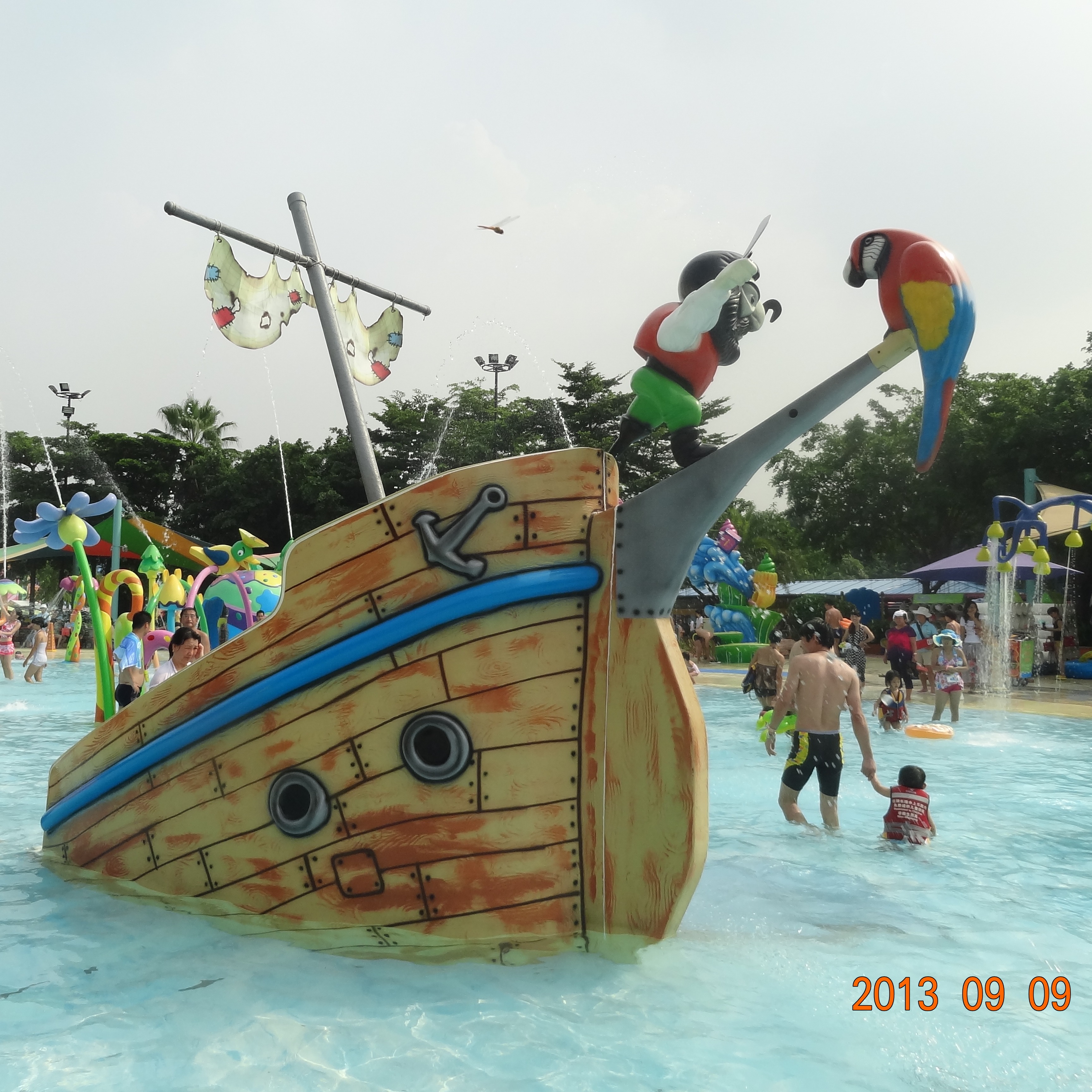 水上游乐设备      儿童戏水小品海盗船   水上滑梯    水上乐园设备厂家