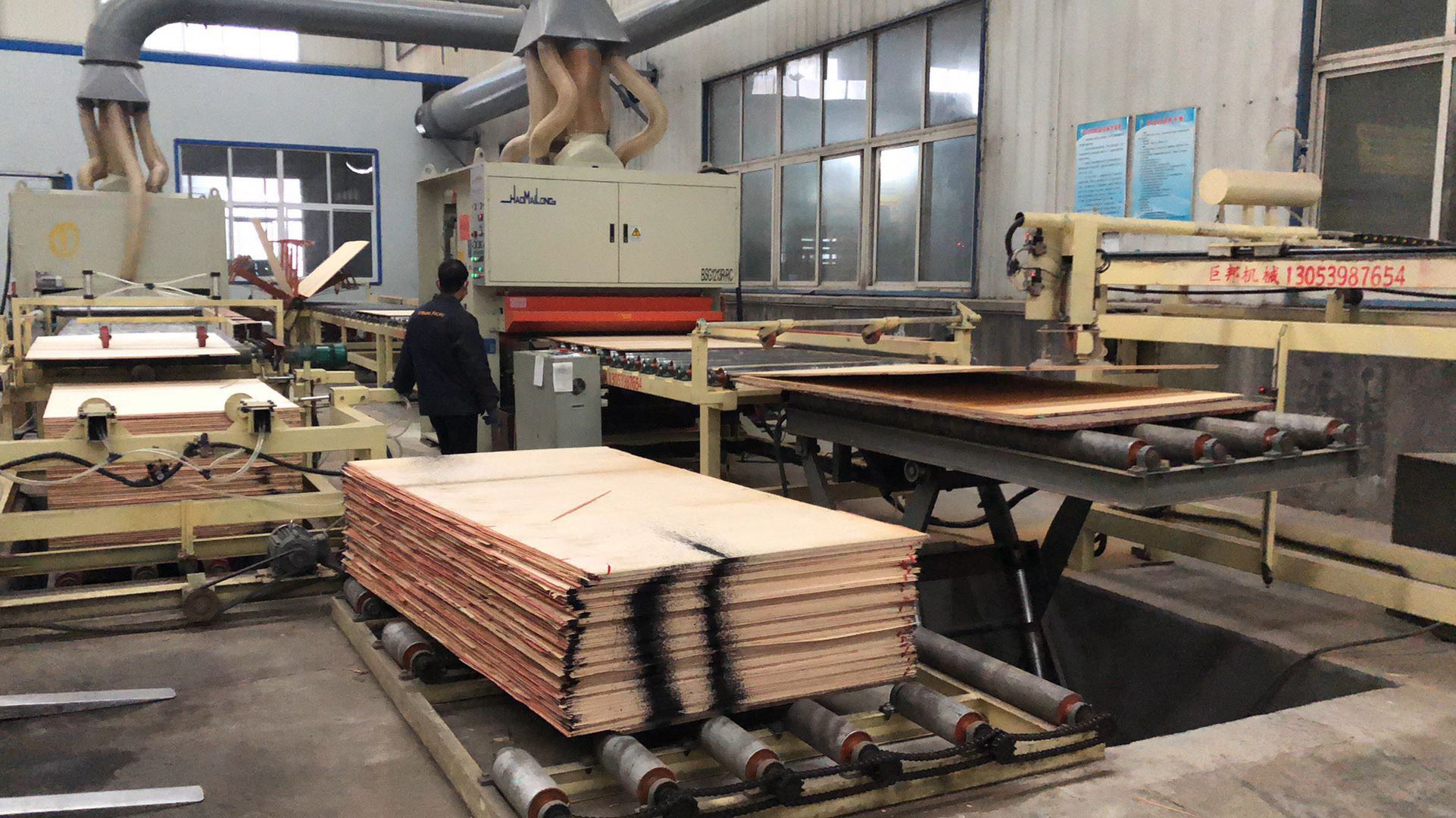 建筑木模板生产机器图片