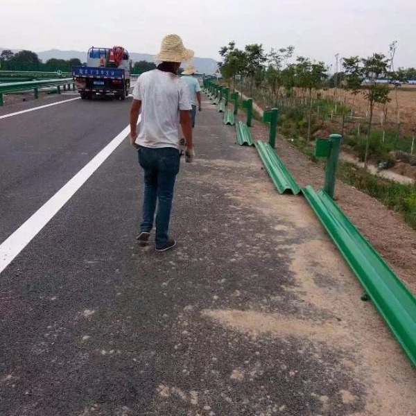 陕南厂家供应高速公路护栏板波形梁护栏板批发喷塑钢板护栏