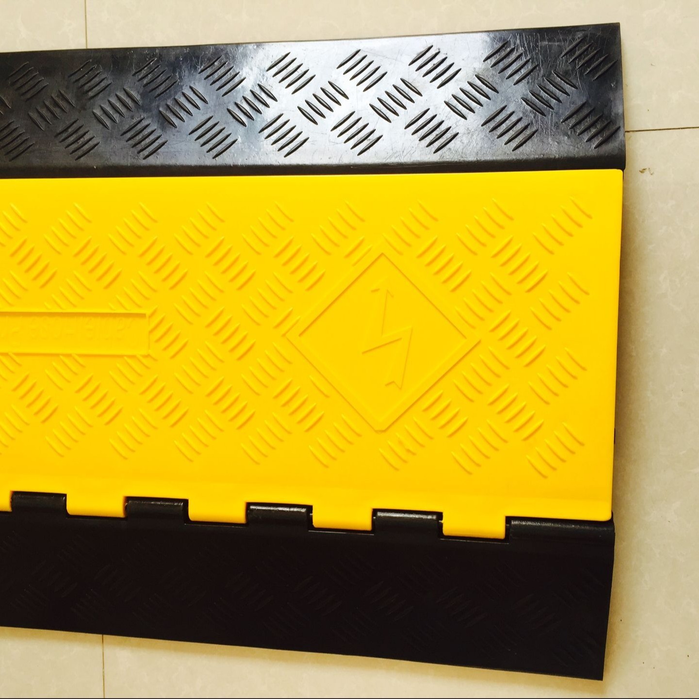 出口型五孔线槽板 -PVC过线板-过车减速盖线板供应