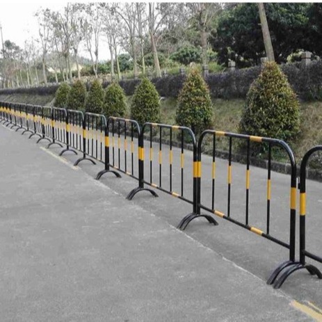 不锈钢铁马护栏马路中间隔离带护栏黑黄带铁板定制护栏厂家直销