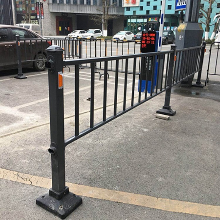 贵州市政道路隔离护栏定做马路中间隔离带护栏小区铁艺道路护栏