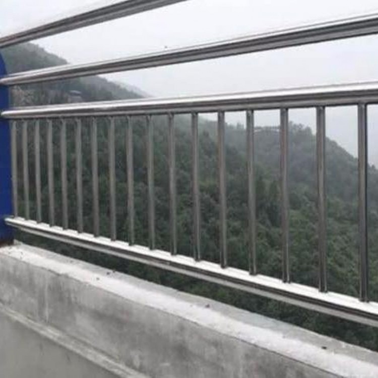 鑫隆昌护栏厂品质见证 不锈钢复合管护栏 道路护栏生产