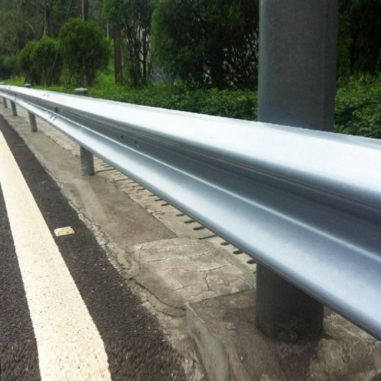 格拉瑞斯高速公路护栏板 路侧B级镀锌波形梁护栏 三波喷塑波形护栏厂家直销
