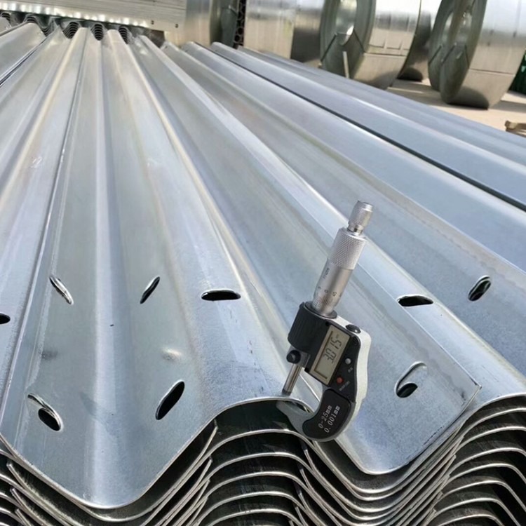 三波喷塑波形护栏板生产厂家 高速公路专用护栏板 三波镀锌护栏板价格优惠