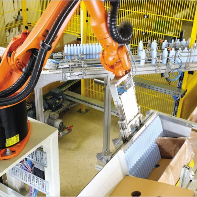 瓶装品机器人装箱代替人工 库卡机器人本体