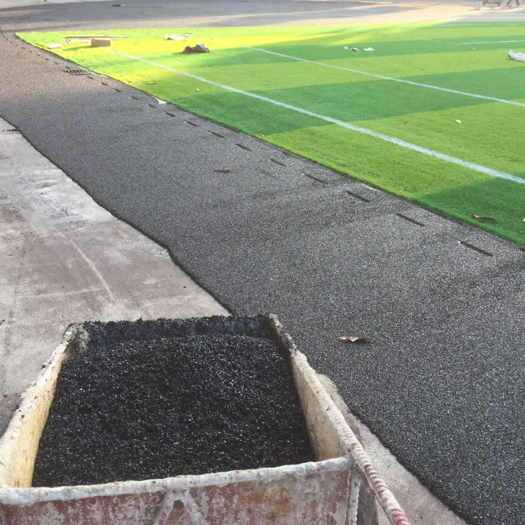 象州县哪里的公司做足球草坪便宜，橡胶地板篮球场怎么施工