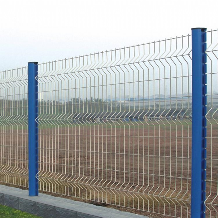 批发生产c型柱、桃型柱 Y型柱 桃型柱护栏网 三角弯护栏 镀锌丝网