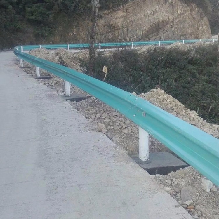 乡村道路波形防撞护栏围栏厂家生产高速公路两旁波形护栏板热镀锌喷塑