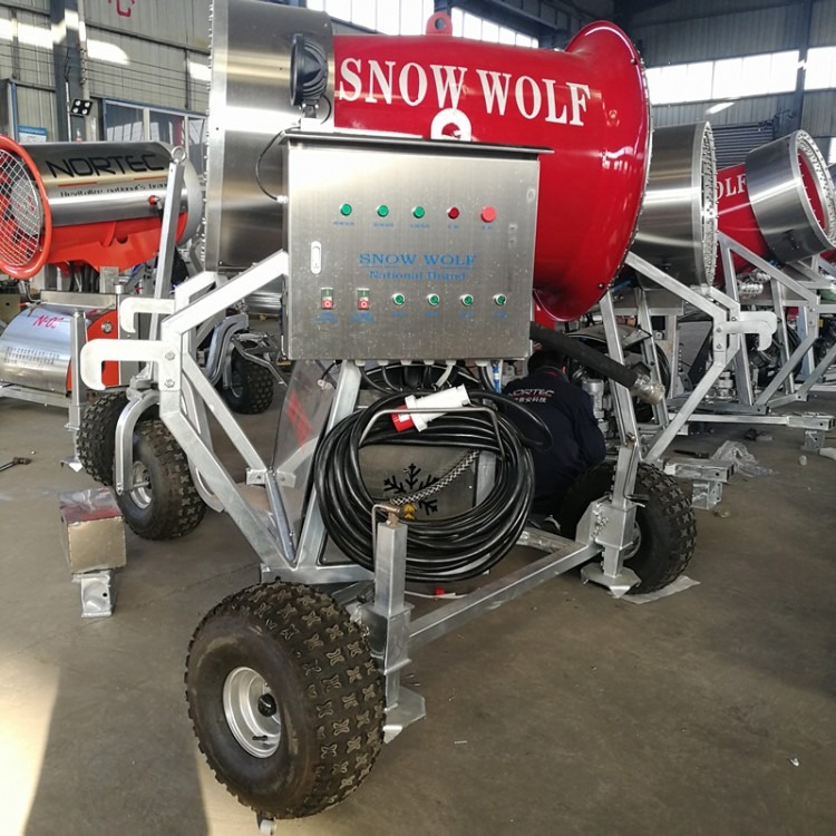 人工造雪是有造雪机厂家生产的造雪量大的造雪机