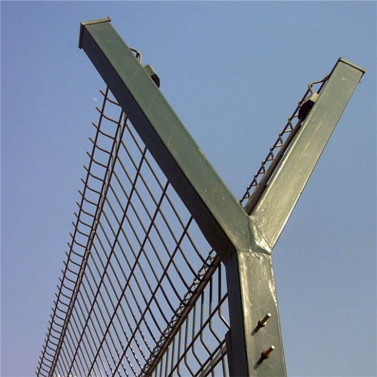 飞机场跑道刀片刺丝防护网 机场围墙铁刺丝护栏网