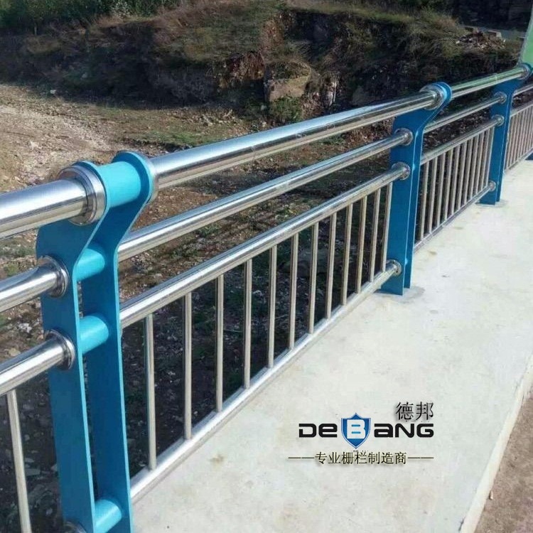 不锈钢碳素复合管桥梁护栏定制厂家直销，9001和AAA质量体系认证。德邦护栏值得信赖
