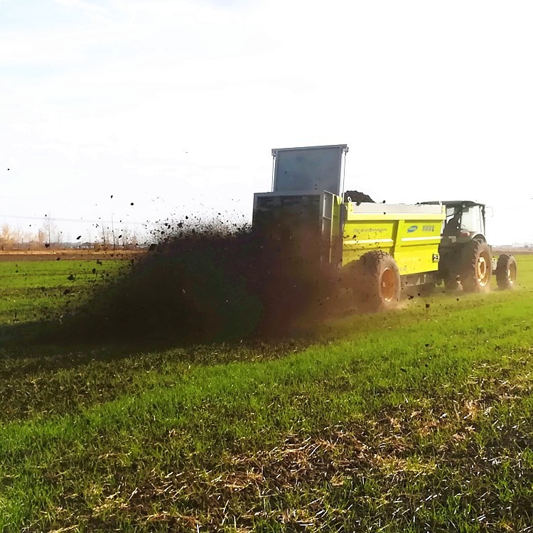 厂家供应大型有机肥撒肥机 农田撒肥机