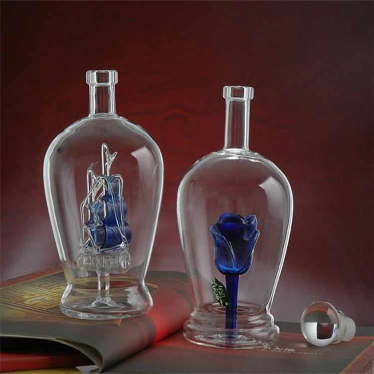 白酒酒瓶生产厂家定做内置蓝色花朵造型工艺玻璃酒瓶