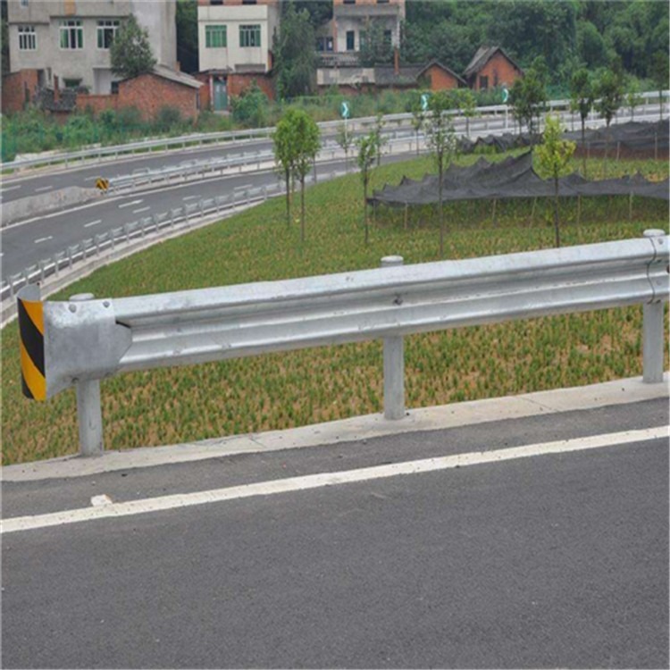 贵州公路护栏防撞波形护栏板两波形优质隔离护栏板高速护栏可安装