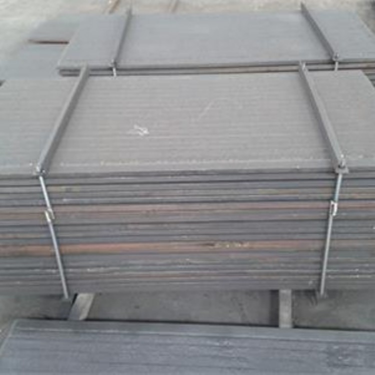 堆焊耐磨板10+8硬度高铬复合耐磨板硬度高 裂纹少 使用时间更长