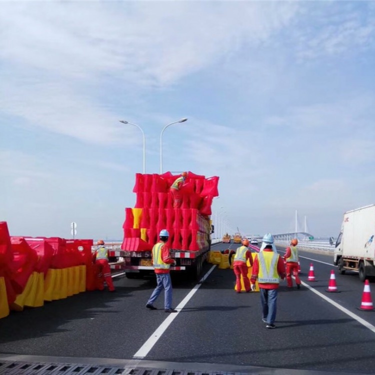 上海高速公路滚塑水马防撞强度高 浙江高速公路防撞墩反光警示性强