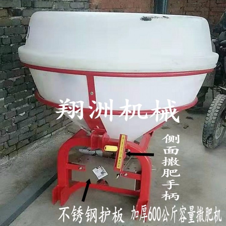 大型拖拉机后悬挂撒肥机 后输出传动轴施肥器 600公斤塑料圆桶扬肥机