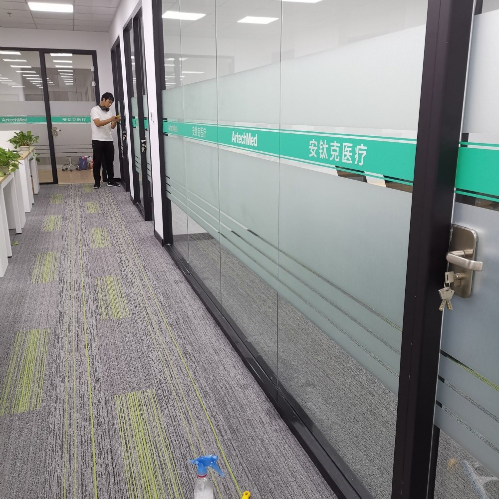 西安玻璃腰线贴膜 办公楼隔断玻璃贴膜 公司玻璃门贴膜LOGO