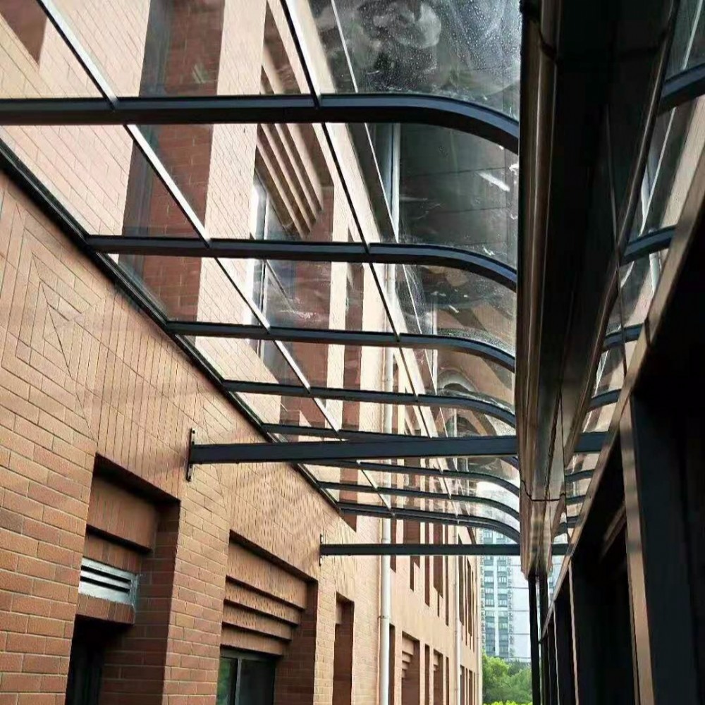 盐城铝合金雨棚 电动铝合金收缩雨棚驾 铝合金阳台雨棚效果图